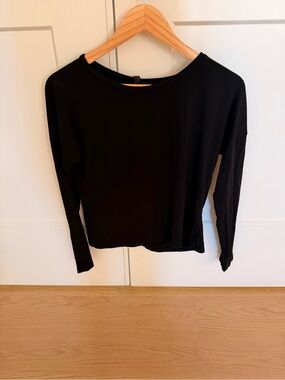 Women's Black Long-Sleeve Crew Neck Tee